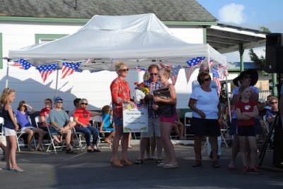 Della's Fig Cake Takes Top Honors Amy Blanchette and family accept her prize for best innovative fig cake.